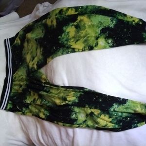 Rue 21 pants with side pockets. Elastic built in waist band .